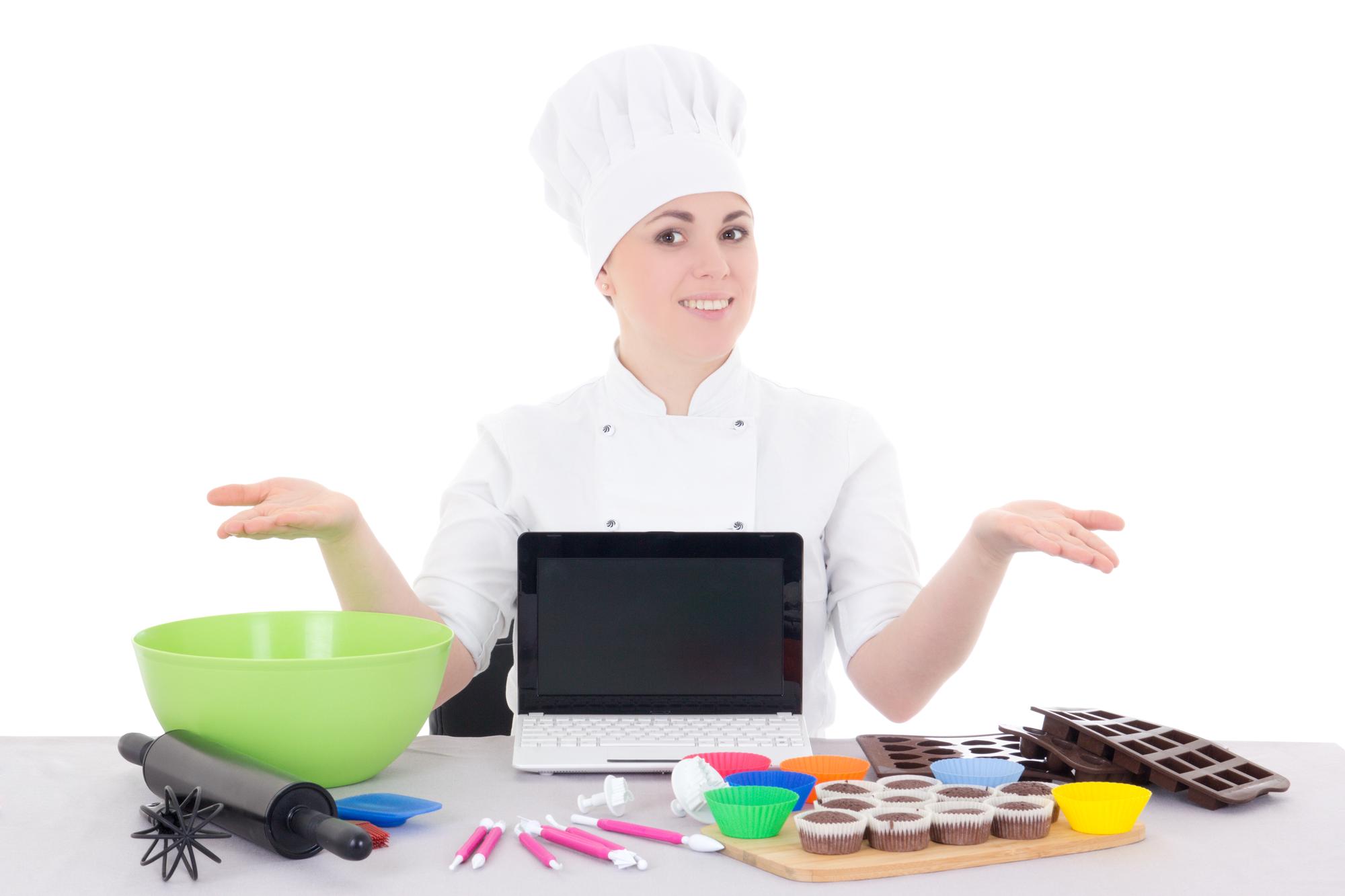 Chef che insegna a studente la tecnica di impasto