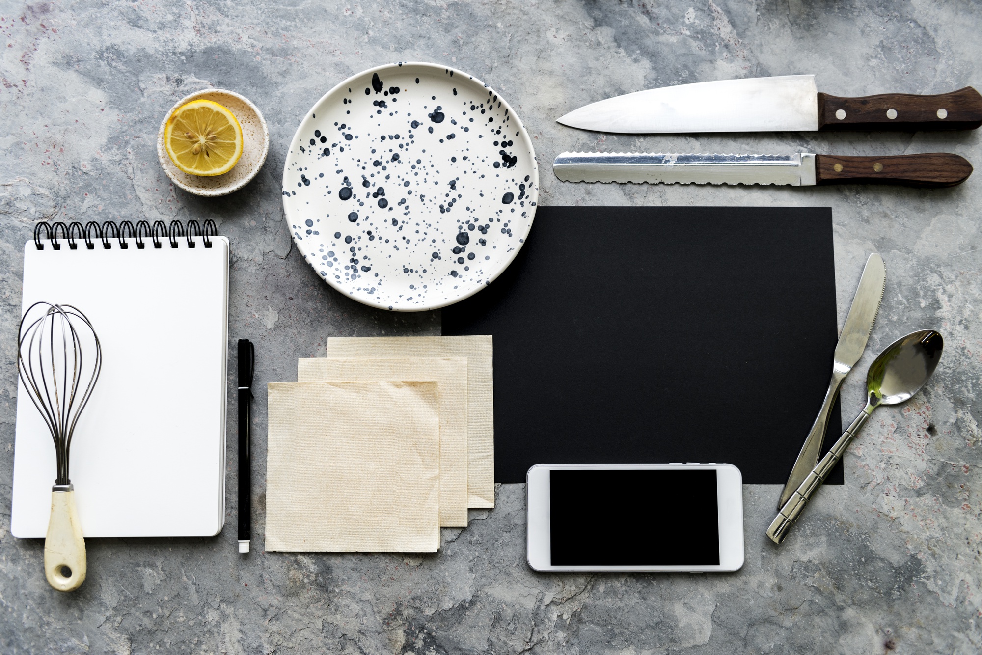 Set di strumenti da cucina disposti con cura